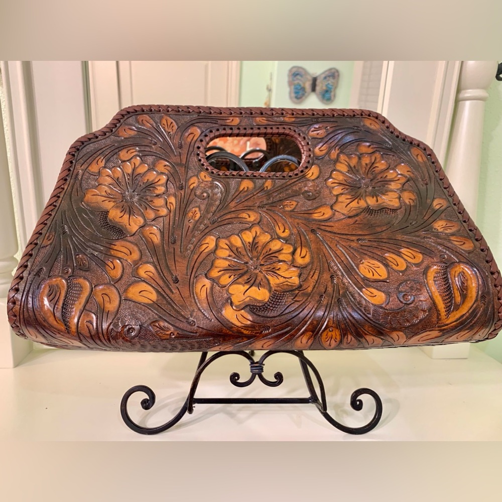NEW Envelope Purse. Genuine Leather. Embossing floral design.